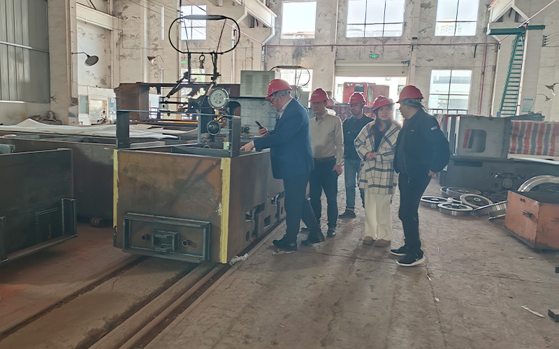 overseas clients visit locomotive factory 1.jpg