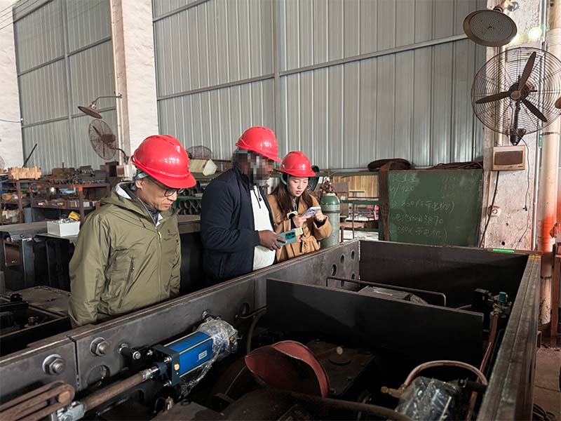 Africa customer visit the locomotive factory 4.jpg